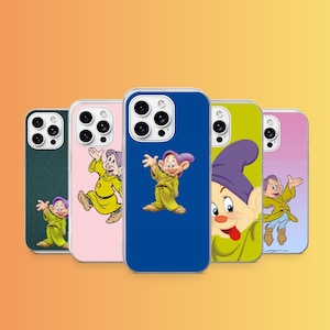 Può includere: Cinque cover per smartphone raffiguranti il personaggio Cucciolo di Biancaneve e i sette nani. Le cover sono presentate in vari colori, tra cui verde scuro, rosa chiaro, blu tinta unita, verde lime e una sfumatura dal rosa al blu.