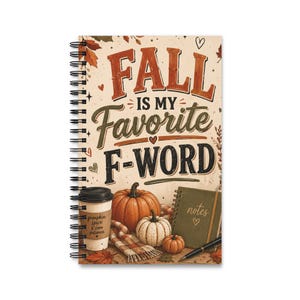 Pode incluir: Um caderno de espiral com o texto FALL IS MY FAVORITE F-WORD em letras grandes. A capa apresenta um copo de café pumpkin spice, três abóboras, um cachecol xadrez, um pequeno diário de notas verde e uma caneta preta sobre um fundo creme.