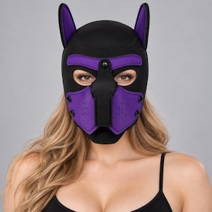 Peut inclure: Une cagoule en néoprène noir et violet dotée d'oreilles dressées, d'une pièce centrale en forme de museau et d'ouvertures pour les yeux. Le masque présente des coutures apparentes et des détails de quincaillerie noirs sur les côtés.