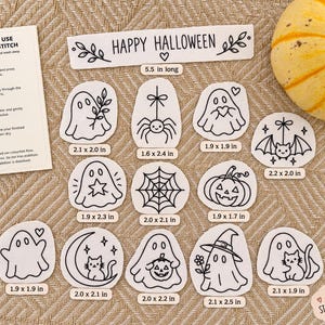 Könnte beinhalten: Ein Set aus weißen Stick-and-Stitch-Stickvliesen mit schwarzen Linienzeichnungen von Geistern, einer Spinne, einer Fledermaus, einem Kürbis, einer Katze und einem Netz. Enthält ein "Happy Halloween"-Etikett, eine Anleitung und verschiedene Maße in cm.