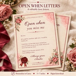 Może przedstawiać: Zestaw edytowalnych listów miłosnych zatytułowanych Open When Letters, z tekstem Open when you miss me, ilustracjami kwiatowymi i grafiką czerwonej pieczęci lakowej na kremowym papierze z czerwoną ramką, o wymiarach 12,7 na 17,8 cm.