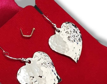 Gehämmerte Silber Herz Tropfen Ohrringe, 925 Sterling Silber Herz Schmuck, handgemachte minimalistische Ohrringe, Jahrestag romantisches Geschenk für Frauen,