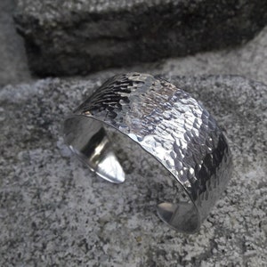 Handgemachtes gehämmertes Aluminium Silber Manschette Armband, Frauen Manschette Armband, breites Manschette Armband, rustikales Armband, Horn Schmuck, Boho Armband