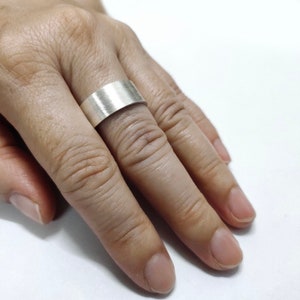 Anello spazzolato in argento sterling 925, anello a fascia piatta in argento, anello a banda semplice, anello in argento astratto, anello largo in argento 8 mm, regalo di gioielli fatti a mano immagine 5