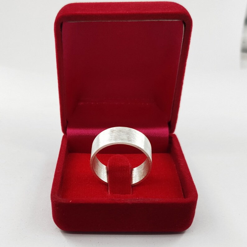 Anello spazzolato in argento sterling 925, anello a fascia piatta in argento, anello a banda semplice, anello in argento astratto, anello largo in argento 8 mm, regalo di gioielli fatti a mano immagine 4