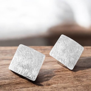 Pendientes de botón de plata cuadrada cepillada: pendientes geométricos de plata de ley 925, joyería rústica minimalista, pendientes de botón de plata hechos a mano, regalo