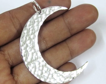 Grande ciondolo a forma di mezzaluna martellata – Ciondolo in alluminio da 2" con anello di congiunzione in argento sterling 925 – Collana con luna in argento, gioielli celestiali