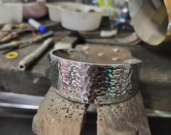 Polished Hammered Aluminum Cuff Bracelet – Textured Minimalist Metal Bangle – 10th Anniversary Gift for Her – Handcrafted Aluminum Jewelry