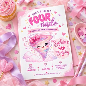 Op de afbeelding: Een rechthoekige verjaardagsuitnodiging met een roze tornadofiguur met een strik, omringd door hartjes en wolken. De tekst luidt: She's a little FOURnado, Join us for a fun celebration, Sophia's 4th Birthday, Saturday June 21st at 2:00 PM.