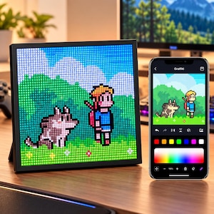 Op de afbeelding: Een vierkant digitaal pixel art displayframe met een kleurrijke scène van een persoon met een rode rugzak en een grijze wolf in een groen veld onder een blauwe lucht. Een smartphone toont hetzelfde beeld in een creatieve app-interface.