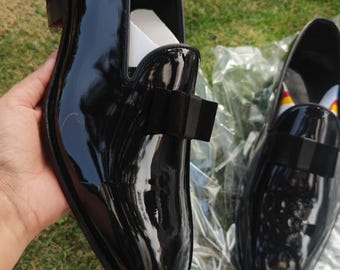 Op maat gemaakte zwarte lakleren loafers voor heren - Formele schoenen voor een smoking of bruiloft met strik