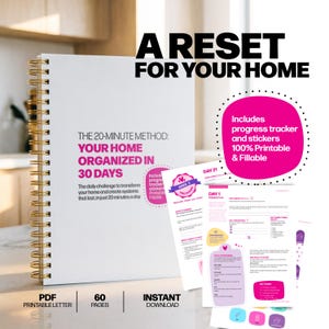 Puede incluir: Un planificador de espiral blanco titulado A RESET FOR YOUR HOME, THE 20-MINUTE METHOD: YOUR HOME ORGANIZED IN 30 DAYS. Incluye una insignia circular rosa que dice Includes progress tracker and stickers 100% Printable & Fillable.