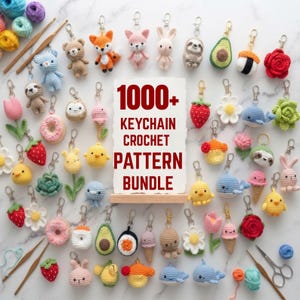 Può includere: Una collezione di vari portachiavi all'uncinetto a forma di animali, cibo e fiori, disposti attorno a un cartello centrale con la scritta 1000+ KEYCHAIN CROCHET PATTERN BUNDLE, accompagnati da uncinetti in legno, gomitoli di lana e forbici in metallo.