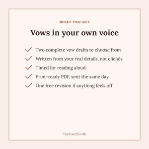 以下が含まれることがあります： WHAT YOU GET、Vows in your own voiceと書かれた暗い色のテキストと、誓いの言葉の作成サービス、PDF納品、1回の修正を含む5つのチェックマーク付きリストが記載された明るい色の情報カード。下部にはTheToastSmithと記載されています。