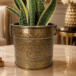 Vaso de plantas artesanal em latão antigo | Recipiente para plantas – Vaso de flores em metal com relevo