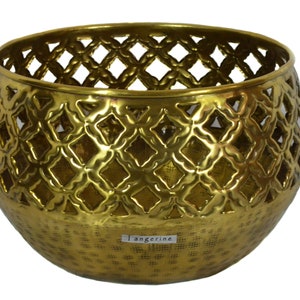 Könnte beinhalten: Goldener Metall-Pflanzkübel mit einem rautenförmigen Gitterdesign. Der Kübel hat eine strukturierte Oberfläche und das Wort "Tangerine" ist auf dem Boden aufgedruckt.