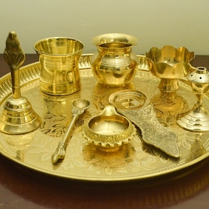 Messing Pooja set van 9 stuks || Bord|| Bel || Wierookhouder || Panchamrat-glas || Lepel || Dhoop-brander || Kamferhouder || Kalash || Diya