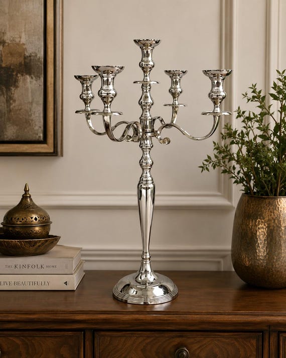 Handgefertigter, silberfarbener 4-armiger Kerzenständer | 61 cm hoher Kerzenhalter aus Metall | Elegante Dekoration für Hochzeiten, Esstische und Wohnräume