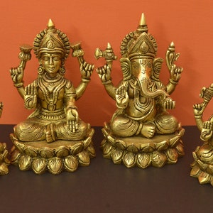 Peut inclure: Quatre statues dor&eacute;es de divinit&eacute;s hindoues, chacune assise sur une base de lotus. Les statues repr&eacute;sentent Lakshmi, Ganesha et deux autres divinit&eacute;s.