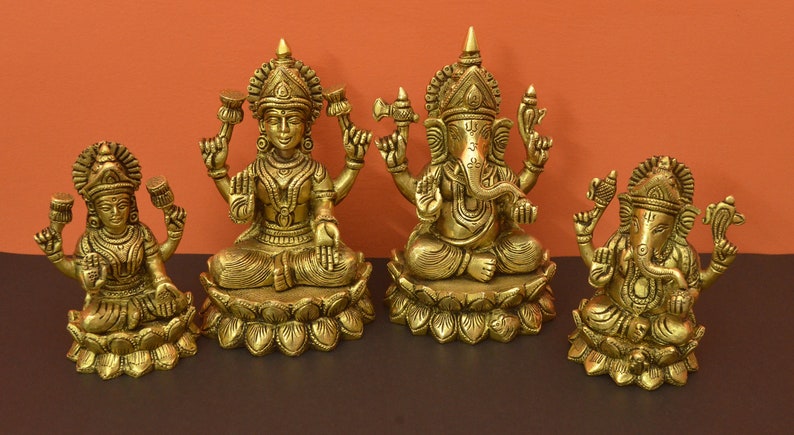 Peut inclure: Quatre statues dor&eacute;es de divinit&eacute;s hindoues, chacune assise sur une base de lotus. Les statues repr&eacute;sentent Lakshmi, Ganesha et deux autres divinit&eacute;s.