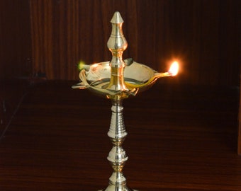 Messing olielamp, messing Diya -Fancy lamp Handgemaakte en traditioneel ontworpen koperen metalen olielamp