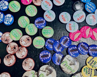 Handgezeichnete, urkomische Pins! Direkt aus meiner Fantasie auf dein Shirt.