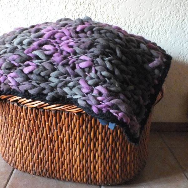 Wool blanket, throw blanket hand knit in chunky pure wool. Bed foot in violets and black. Traveling rug in natural yarn. Wedding gift.