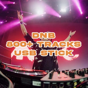 Op de afbeelding: Een USB-stick met de tekst DNB 800+ TRACKS USB STICK in dikgedrukte oranje letters. De achtergrond toont een DJ tijdens een concert met felroze podiumverlichting, een draaitafel en een mengpaneel op de voorgrond van de afbeelding.