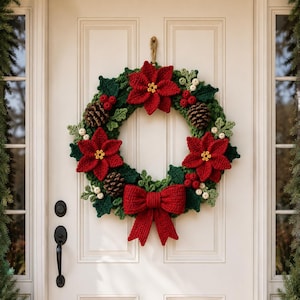 Könnte beinhalten: Ein runder Häkelkranz mit drei leuchtend roten Weihnachtssternen mit gelben Mitten, dunkelgrünen Blättern, braunen Tannenzapfen, kleinen weißen Beeren und einer großen roten Schleife am unteren Rand, alles in detaillierter Garnstruktur.