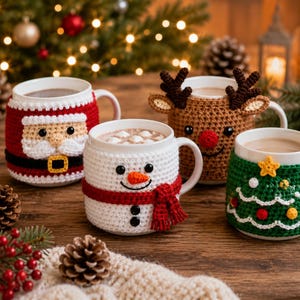 Puede incluir: Cuatro tazas de cerámica blanca, cada una con una funda de ganchillo única. Las fundas representan a Santa Claus, un muñeco de nieve con bufanda roja, un reno marrón con astas y un árbol de Navidad verde con adornos coloridos y una estrella.
