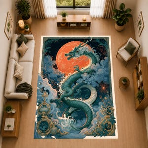 Peut inclure: Un tapis rectangulaire représentant un grand dragon sarcelle serpentant à travers des nuages bleus sur un fond sombre avec une lune orange proéminente. La bordure est ornée de motifs en filigrane doré et de motifs circulaires.