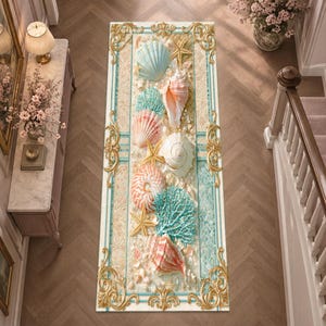 Puede incluir: Una alfombra rectangular tipo pasillero con un estampado central de varias conchas marinas, estrellas de mar y coral turquesa. El diseño está enmarcado por bordes dorados ornamentados sobre un fondo beige claro con patrones geométricos.