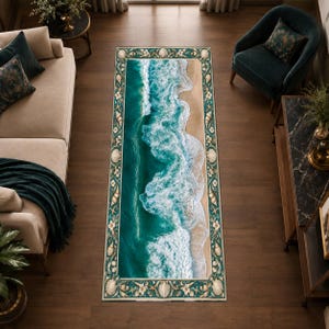 Peut inclure: Un tapis rectangulaire présentant une vue aérienne d'une plage de sable avec des vagues turquoise s'écrasant sur le rivage. Le tapis est encadré par une bordure décorative contenant des illustrations de divers coquillages et étoiles de mer.