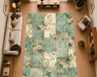 Puede incluir: Una alfombra rectangular con un diseño de patchwork de paneles alternos en color verde azulado y crema. El patrón incluye motivos de damasco intrincados y racimos de rosas rosa suave con hojas verdes, creando una estética floral y ornamental.