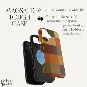 Peut inclure: Une coque de protection MagSafe pour smartphone avec un motif &agrave; carreaux multicolore dans des tons orange, marron et vert. La coque int&egrave;gre un module magn&eacute;tique et est compatible avec les batteries, porte-cartes et supports magn&eacute;tiques.