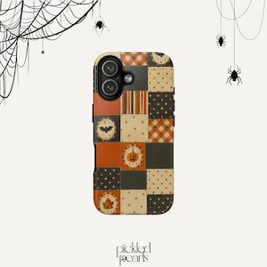 Peut inclure: Une coque de téléphone avec un motif patchwork composé de carrés alternés dans des tons orange, noir et crème. Le design inclut des motifs de chauve-souris, citrouille, feuille, étoiles, carreaux et pois. Le texte pickled pearls est en bas.