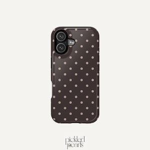 Op de afbeelding: Een donkerbruin smartphonehoesje met een herhalend patroon van kleine, lichtbeige stippen. Het hoesje heeft een uitsparing voor een dubbel camerasysteem in de linkerbovenhoek. De tekst "pickled pearls" staat in het zwart onderaan gedrukt.