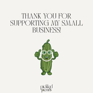 Peut inclure: Une illustration graphique d'un cornichon vert portant des lunettes style perles blanches et un collier de perles assorti, faisant deux pouces lev&eacute;s. Le texte au-dessus indique THANK YOU FOR SUPPORTING MY SMALL BUSINESS! et en bas pickled pearls.