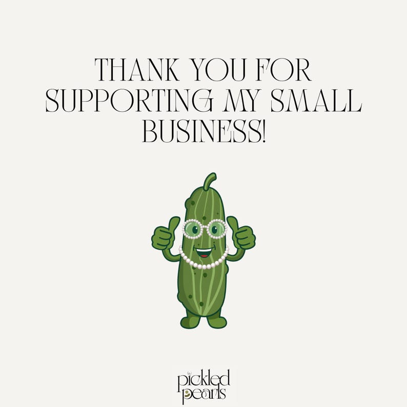 Peut inclure: Une illustration graphique d'un cornichon vert portant des lunettes style perles blanches et un collier de perles assorti, faisant deux pouces lev&eacute;s. Le texte au-dessus indique THANK YOU FOR SUPPORTING MY SMALL BUSINESS! et en bas pickled pearls.