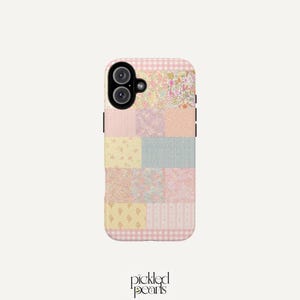 Puede incluir: Una funda de teléfono rectangular con un diseño de patchwork de varios patrones pastel, incluyendo cuadros vichy rosas, estampados florales y pequeños motivos geométricos en tonos amarillos, azules y rosas. El texto "pickled pearls" aparece impreso debajo.