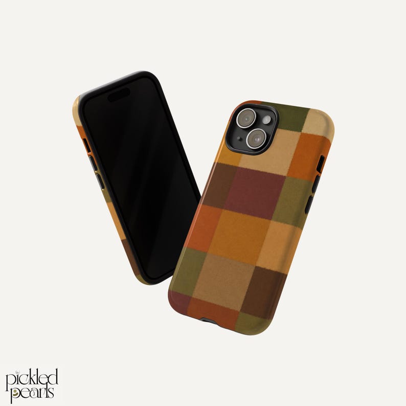 Peut inclure: Deux smartphones dot&eacute;s d'une coque au fini mat avec un motif &agrave; grille g&eacute;om&eacute;trique dans des tons orange br&ucirc;l&eacute;, vert olive, jaune moutarde et brun fonc&eacute;. Les appareils pr&eacute;sentent un &eacute;cran noir et un module cam&eacute;ra arri&egrave;re &agrave; trois objectifs.