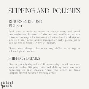 Peut inclure: Un graphique informatif blanc avec du texte noir intitul&eacute; SHIPPING AND POLICIES. Il d&eacute;taille les politiques de retour et de remboursement, notant que les &eacute;tuis sont fabriqu&eacute;s sur commande, et fournit des d&eacute;tails d'exp&eacute;dition, incluant un d&eacute;lai de 8 &agrave; 11 jours ouvrables. Le logo pickled pearls est en bas &agrave; gauche.