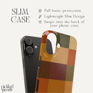 Peut inclure: Une coque de t&eacute;l&eacute;phone fine avec un motif &agrave; carreaux multicolores dans des tons orange, marron, vert olive et beige. Le texte indique SLIM CASE, Full basic protection, Lightweight Slim Design, et Snaps onto the back of your phone case.