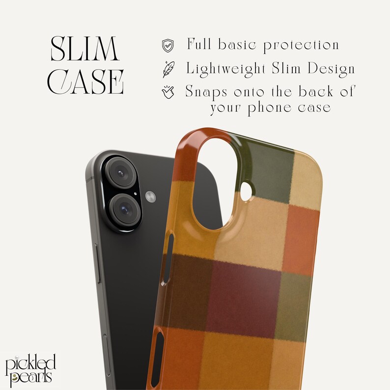 Peut inclure: Une coque de t&eacute;l&eacute;phone fine avec un motif &agrave; carreaux multicolores dans des tons orange, marron, vert olive et beige. Le texte indique SLIM CASE, Full basic protection, Lightweight Slim Design, et Snaps onto the back of your phone case.