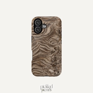 Peut inclure: Une coque de téléphone portable rectangulaire présentant un motif marbré brun et beige avec des lignes organiques tourbillonnantes et des détails texturés et tachetés. La coque inclut une découpe pour un double objectif et le texte pickled pearls.