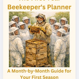 Puede incluir: Una portada de libro titulada The First Year Beekeeper's Planner, A Month-by-Month Guide for Your First Season. La ilustración muestra a un apicultor con traje protector sosteniendo un marco de panal sobre una colmena de madera.