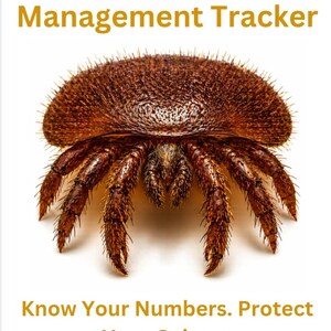 Puede incluir: Un documento de seguimiento de gestión de ácaros Varroa con una ilustración detallada de un ácaro marrón. El texto dice: Varroa Mite Management Tracker, Know Your Numbers. Protect Your Colony. By Humble Hives Apiary. El diseño usa texto dorado.
