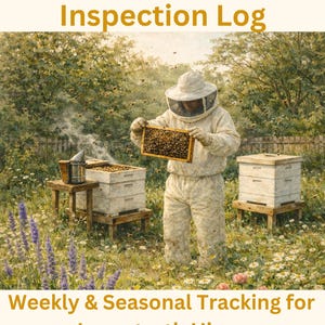 Puede incluir: The Beekeeper's Hive Inspection Log, Weekly & Seasonal Tracking for Langstroth Hives, Beekeeper: Year: muestra a un apicultor con traje protector sosteniendo un marco de abejas junto a dos colmenas blancas, un ahumador y flores.
