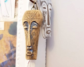 Pendentif tribal, collier masque africain, céramique artisanale - blanc ou marron