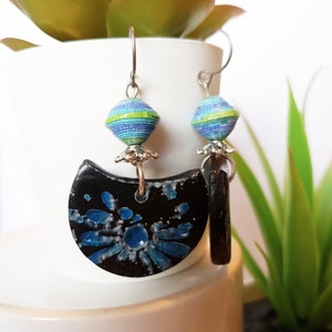 Boucles d'oreilles en argile bleu indigo Pendentif demi-cercle Boucle d'oreille en papier Motif japonais Tie Dye Shibori Crochets d'oreilles en titane image 6